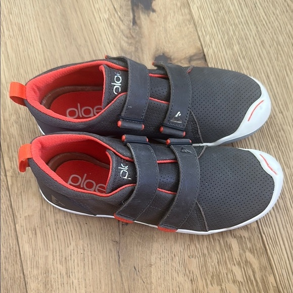 Plae ROEN Kids Shoes - Gray and Red 3 boys NWT - Picture 2 of 11